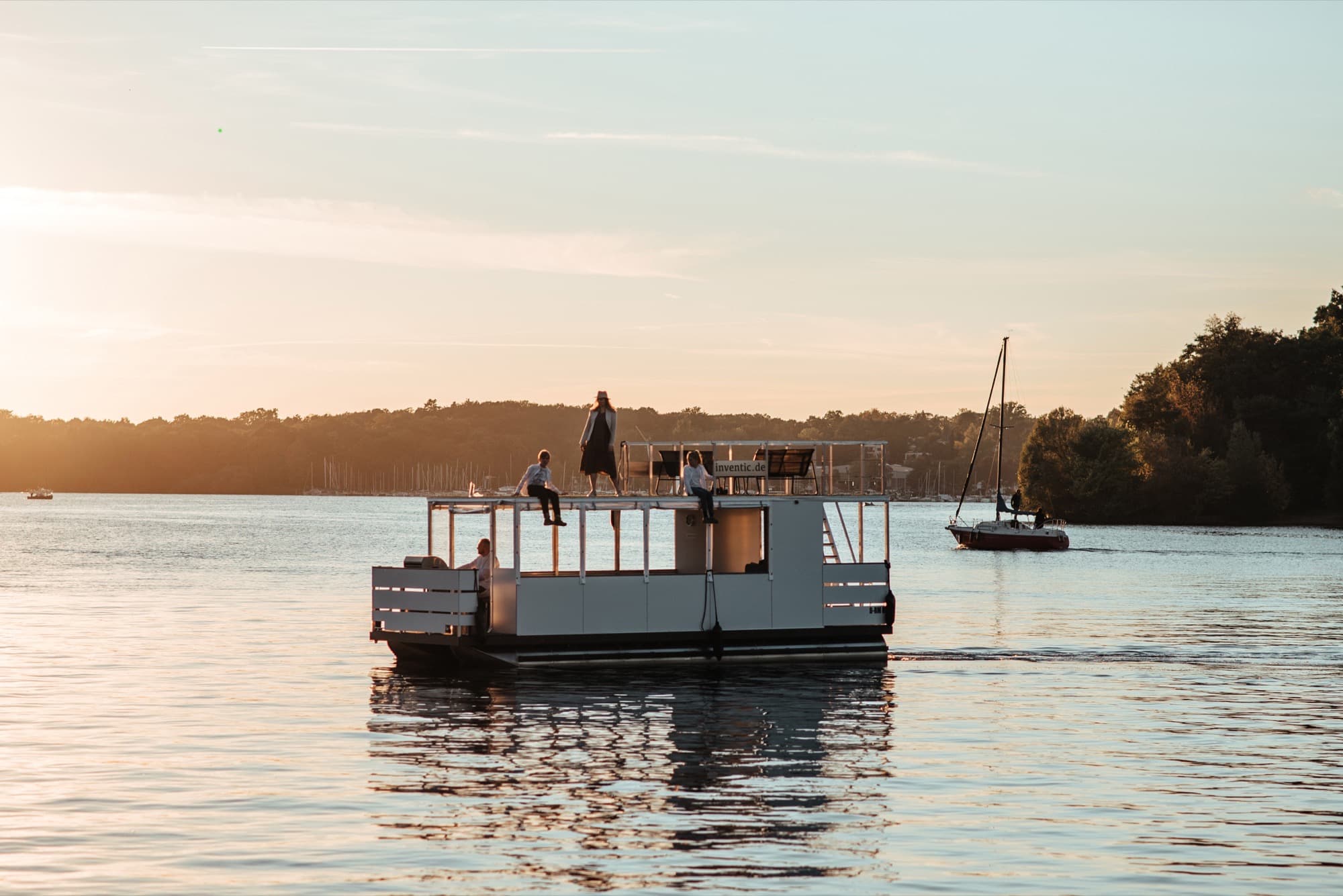 Partyboot bei Sonnenuntergang auf der Havel
